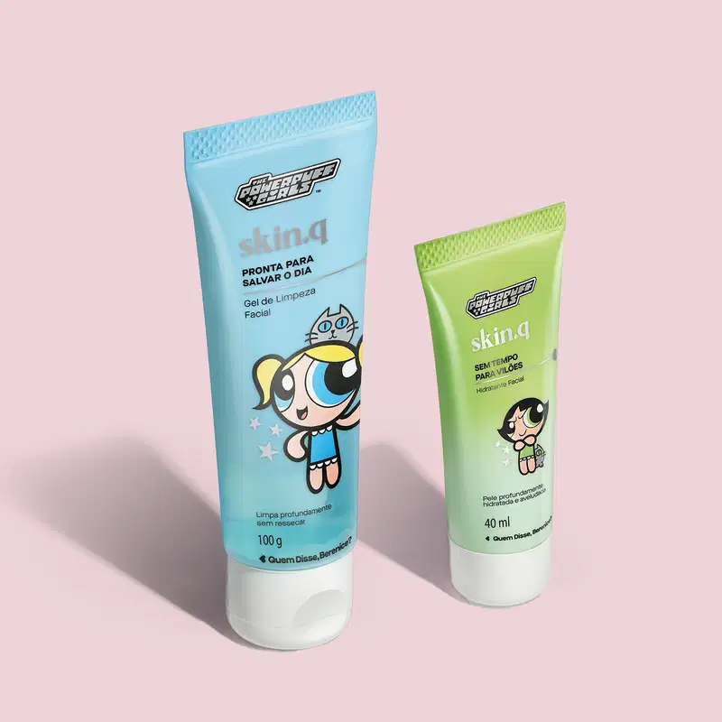 Dois tubos de gel de limpeza facial e hidratante facial da linha Skin.q da marca As Meninas Superpoderosas Quem Disse, Berenice?, em embalagens azul e verde com tampa branca e ilustração das personagens Lindinha e Docinho.