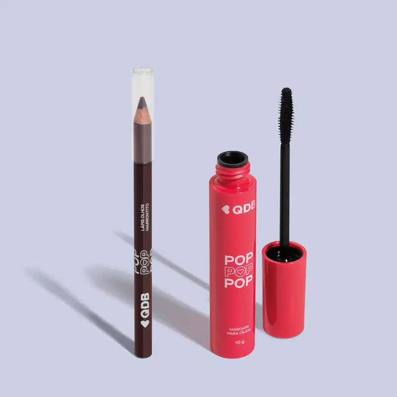 Imagem de dois produtos da marca POP Quem Disse, Berenice? contendo um lápis para olhos na cor marrom com tampa transparente e uma máscara de cílios em tubo rosa com aplicador preto. O fundo da imagem é cinza com sombreado.