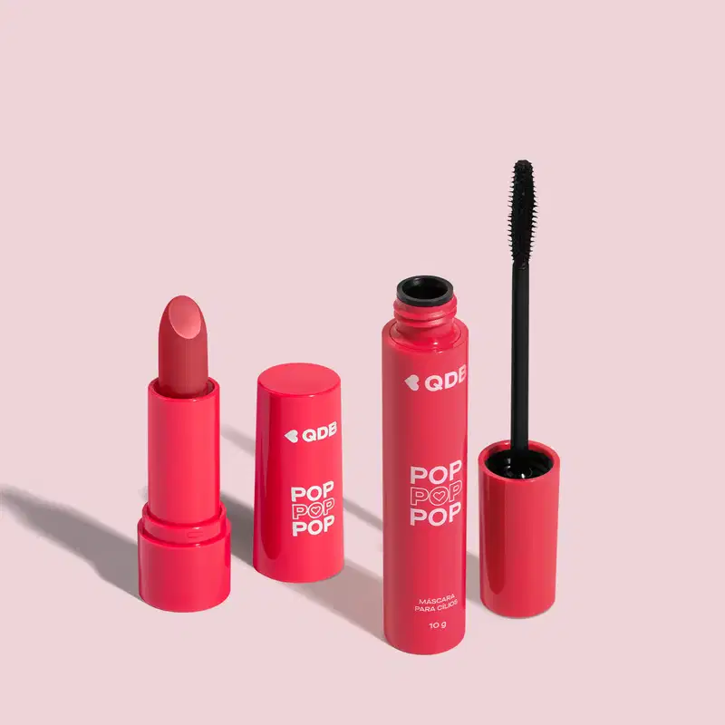 Imagem de dois produtos da marca POP Quem Disse, Berenice? contendo um batom cremoso em embalagem rosa na cor Rosa Radiante e uma máscara de cílios em tubo rosa com aplicador preto.  O fundo da imagem é neutro com sombreado.