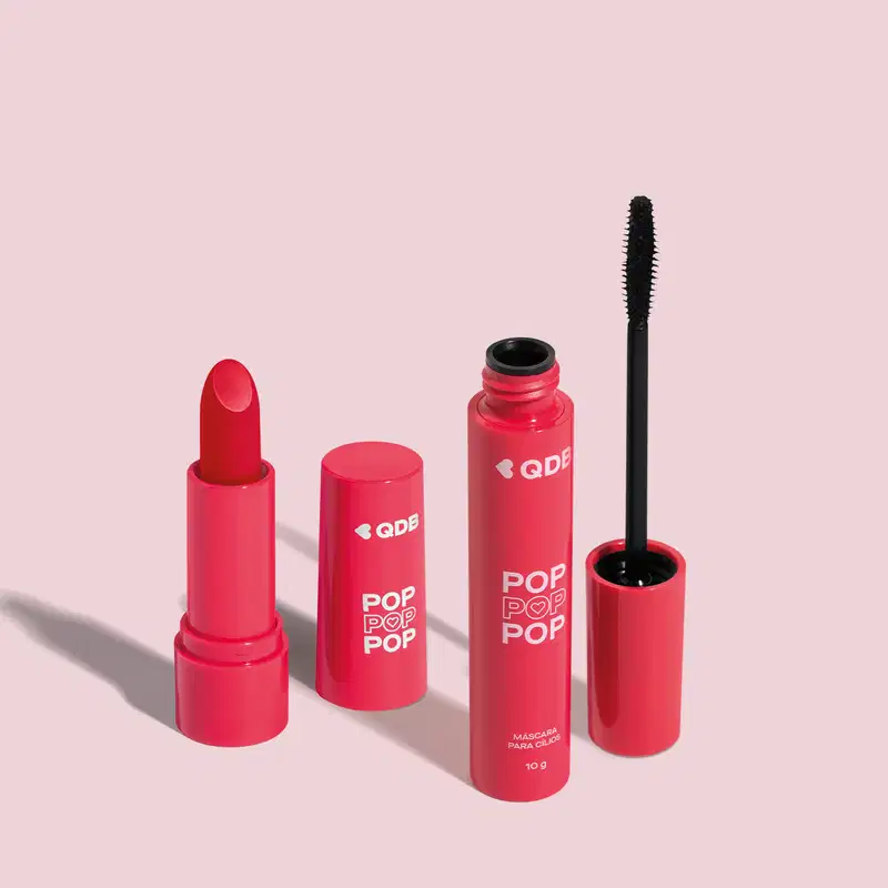 Imagem de dois produtos da marca POP Quem Disse, Berenice? contendo um batom semi matte em embalagem rosa na cor Vermelho Icônico e uma máscara de cílios em tubo rosa com aplicador preto. O fundo da imagem é neutro com sombreado.