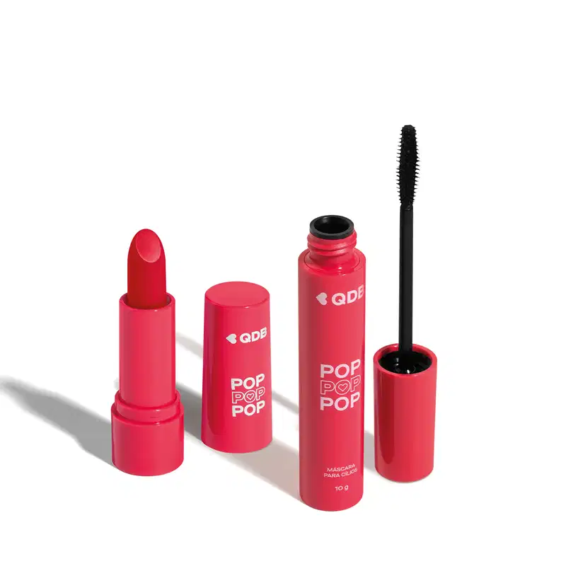Imagem de dois produtos da marca POP Quem Disse, Berenice? contendo um batom semi matte em embalagem rosa na cor Vermelho Icônico e uma máscara de cílios em tubo rosa com aplicador preto. O fundo da imagem é branco com sombreado.