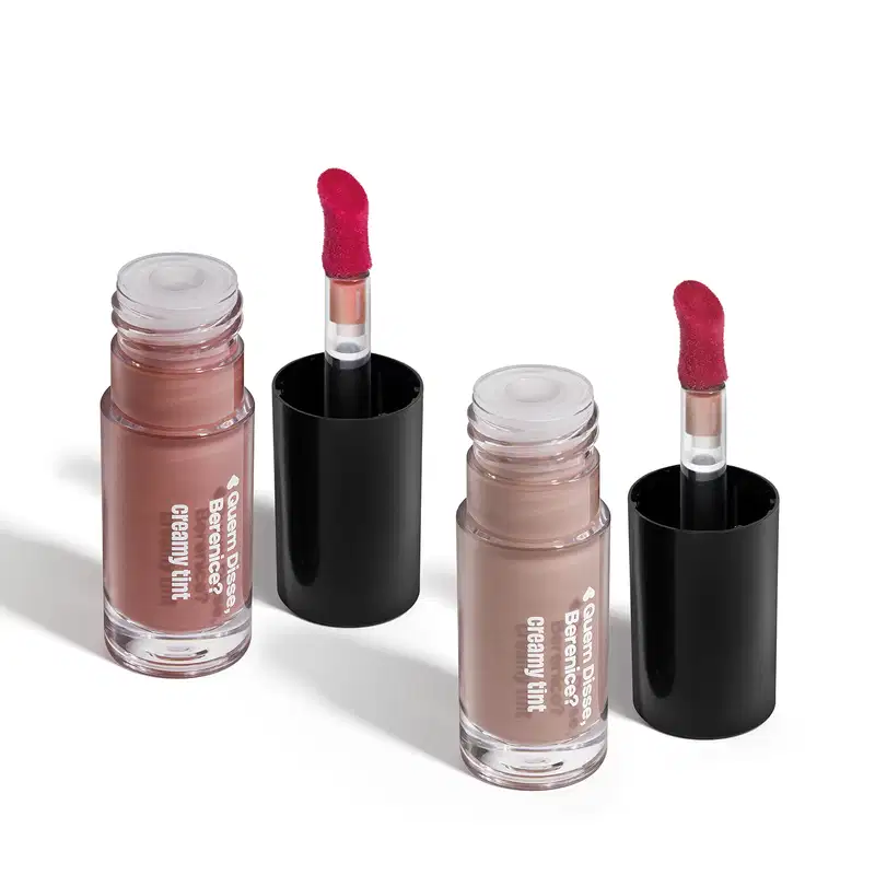 Conjunto de produtos de maquiagem da marca Quem Disse, Berenice? composto por dois frascos de vidro com aplicadores de batom em tons rosados e um aplicador vermelho.