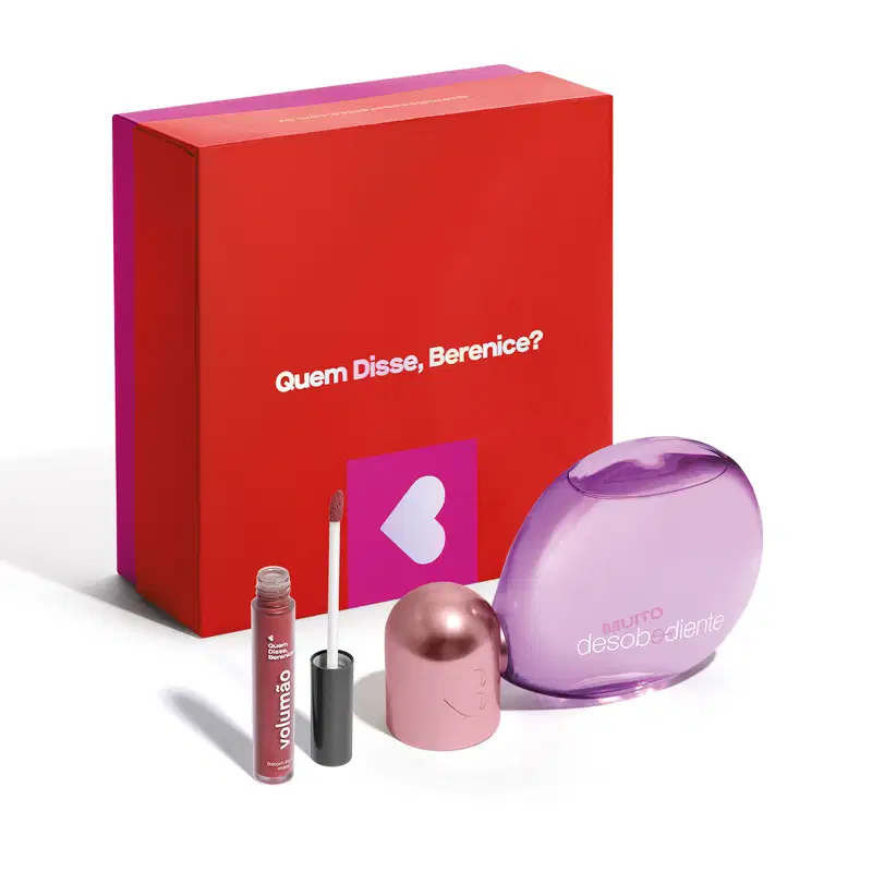 Caixa vermelha com texto "Quem Disse, Berenice?", contendo um frasco de perfume lilás, um batom rosado e um aplicador de maquiagem.
