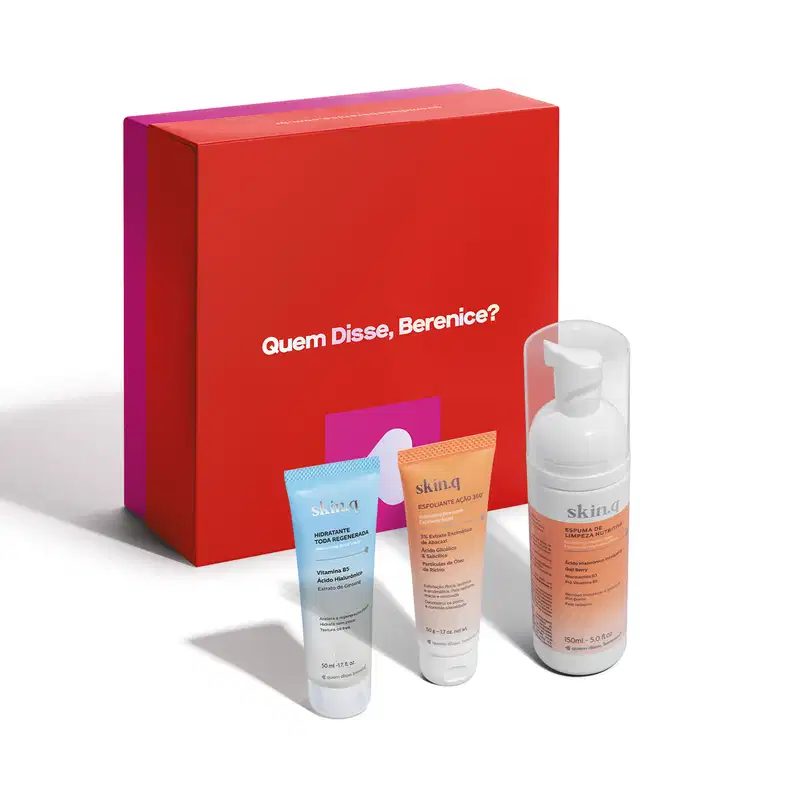 Caixa vermelha e rosa contendo três produtos Skin.Q: um hidratante, um esfoliante e uma espuma de limpeza, todos em embalagens brancas com rótulos e informações sobre os produtos.