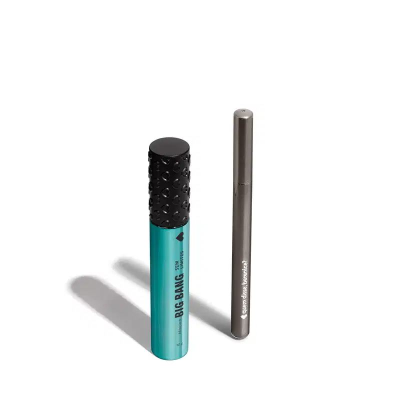 Dois produtos de beleza da marca Quem Disse, Berenice?: um rímel preto com textura aveludada em embalagem verde e um lápis de olhos cinza em embalagem metálica.