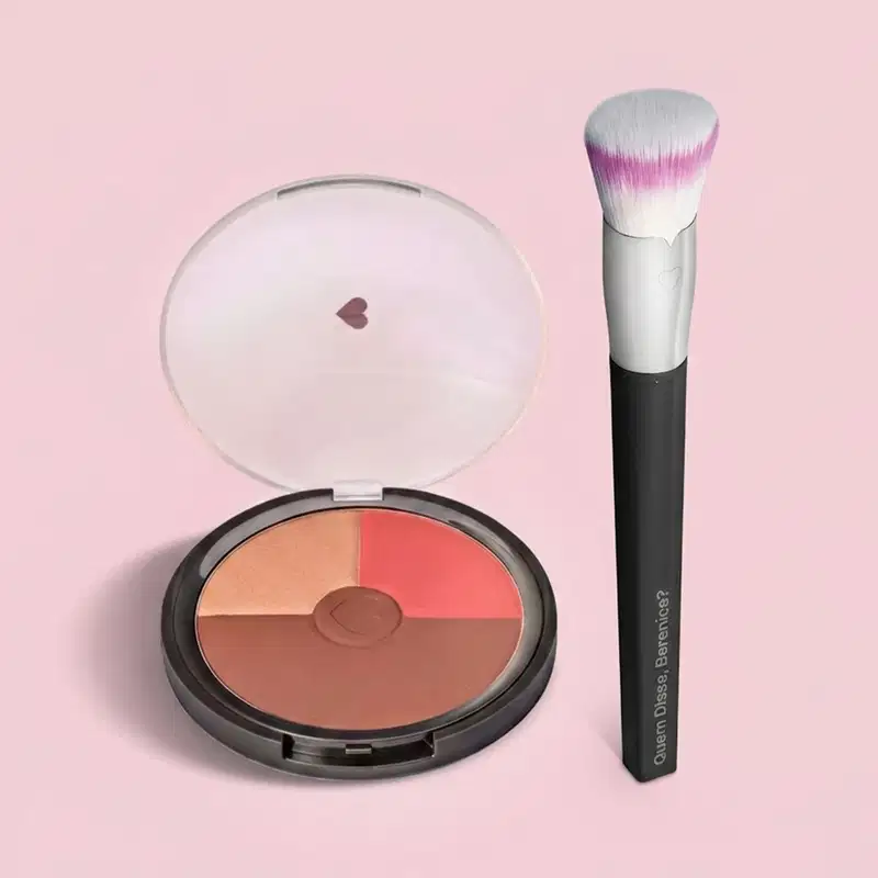 Compacto de maquiagem com cores variadas e pincel de maquiagem da marca Quem Disse, Berenice? em fundo rosa.