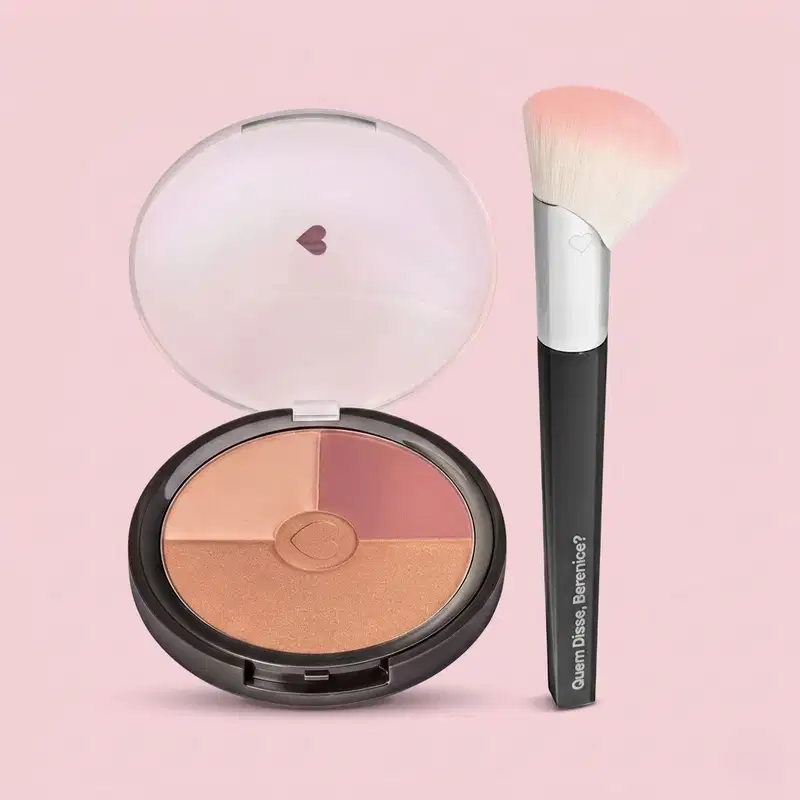Compacto de maquiagem em tons de laranja e rosa, com um pincel de maquiagem branco e preto da marca Quem Disse, Berenice?. O compacto possui um espelho e uma divisão com diferentes tons de blush e bronzer.