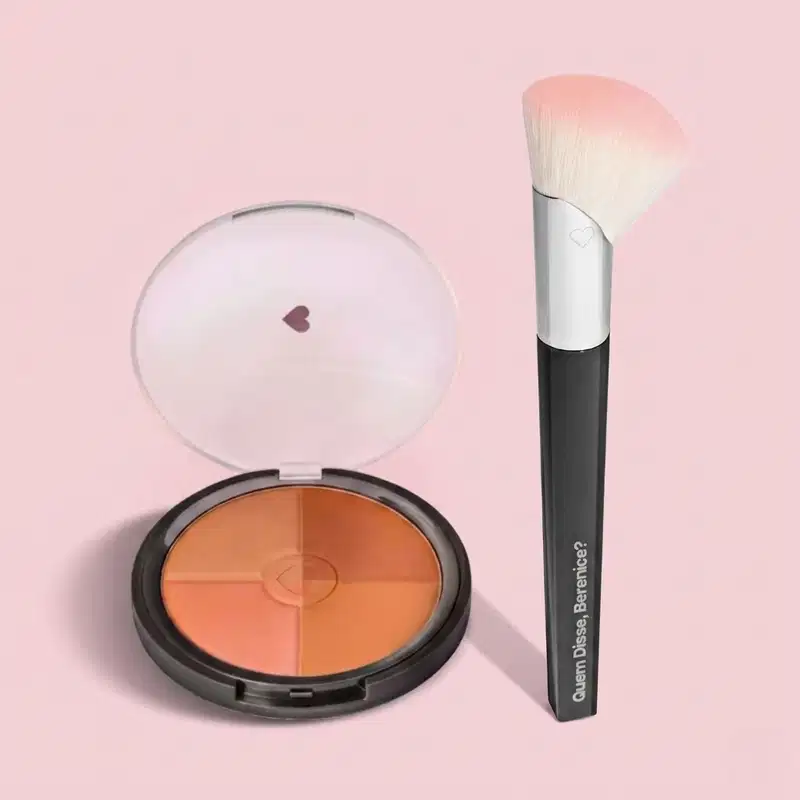 Compacto de maquiagem em tons de laranja e pincel de maquiagem da marca Quem Disse, Berenice? em fundo rosa.