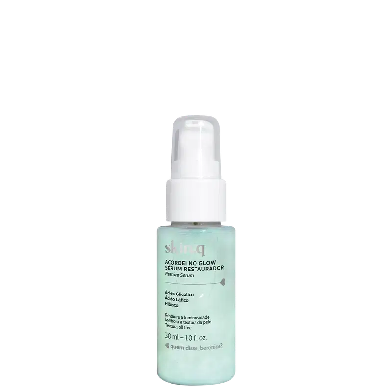Frasco com rótulo azul e tampa com conta-gotas branco contendo 30ml de sérum facial restaurador Skin.q Acordei no Glow da marca Quem Disse, Berenice?.