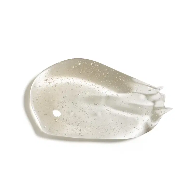 O produto apresenta uma textura gelatinosa, com uma aparência translúcida e brilhante, com pequenas bolhas de ar dispersas por toda a superfície, conferindo um aspecto leve e refrescante.