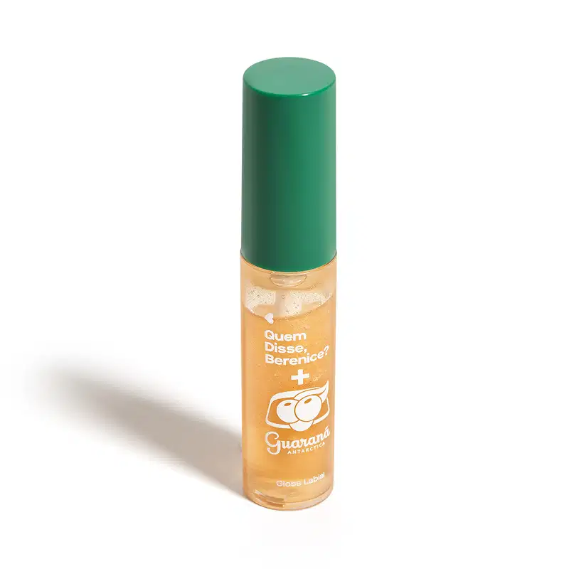 Frasco com líquido dourado e rótulo com texto em português, acompanhado de uma tampa verde. O produto é identificado como "Quem disse, Berenice?" e "Gloss Labial", indicando tratar-se de um gloss labial.