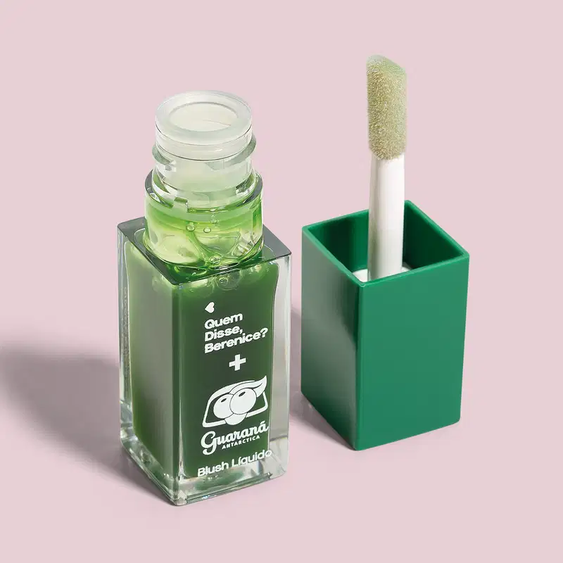 Frasco transparente contendo líquido verde e escova de aplicação em recipiente verde, com rótulo exibindo a frase "Quem disse, Berenice?".