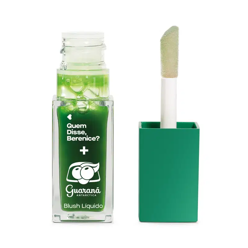 Frasco de blush líquido da marca Guaraná Antarctica, com embalagem verde e branca, contendo texto em inglês "Quem disse, Berenice?" e o logotipo da marca.