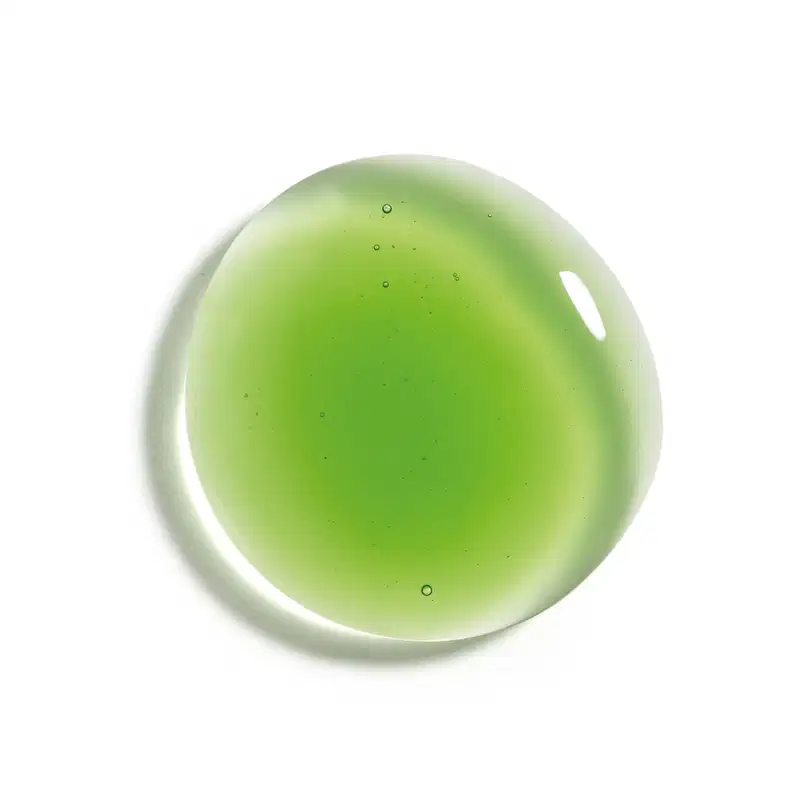 O produto apresenta uma textura gelatinosa, com uma coloração verde-clara uniforme e brilhante. Sua aparência é suave e translúcida, com pequenas bolhas visíveis em sua superfície.