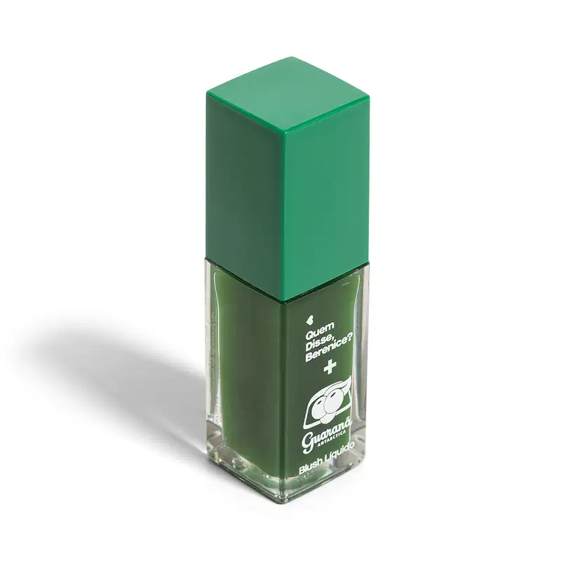 Frasco de blush, com embalagem quadrada de cor verde, contendo texto "Guem Diesse Berente?" e o logo da marca.