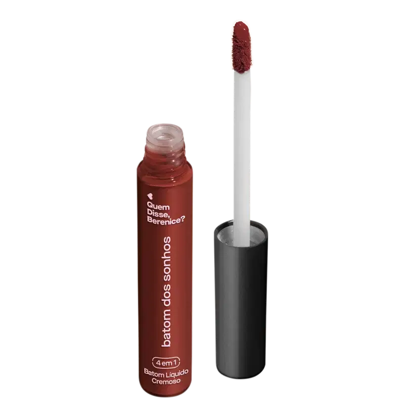 A imagem mostra um batom labial em uma embalagem cilíndrica com a tampa preta e o tubo transparente permite ver o tom marrom brilhante do batom e a marca Quem disse, Berenice? e a linha estampados no frasco.