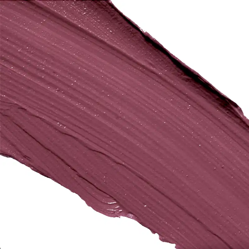 Textura brilhante e aveludada em tom de vinho do batom semi matte  Volumão Vinho Castanhelê Quem Disse, Berenice? com acabamento cremoso e sedoso.