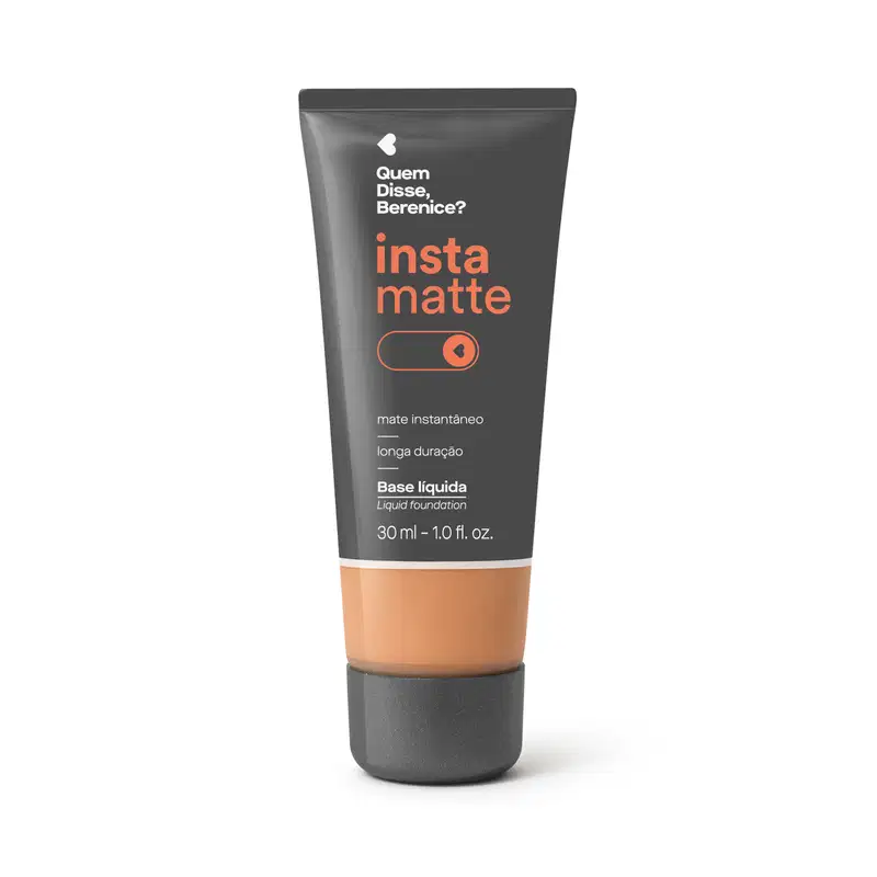 Frasco preto com visor mostrando a cor do produto, letras na cor rosa e branca e detalhes brancos contendo base líquida Instamatte Quem Disse, Berenice? na cor 245F em tom bege.
