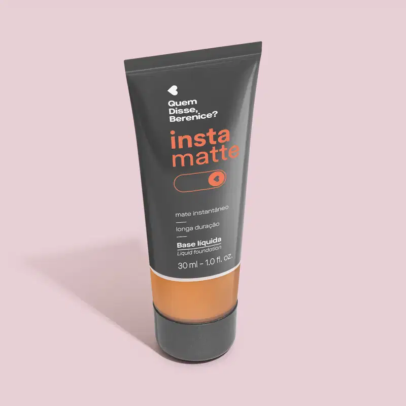 Frasco preto com visor mostrando a cor do produto, letras na cor rosa e branca e detalhes brancos contendo base líquida Instamatte Quem Disse, Berenice? na cor 280Q, em tom bege médio em fundo lilás com leve sombreado.