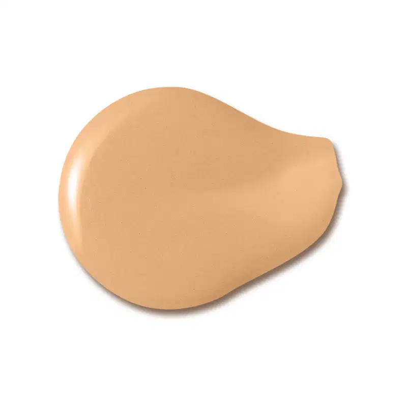 Textura cremosa de tom bege com acabamento brilhante da base líquida Instamatte Quem Disse, Berenice? na cor 200F em superfície lisa e branca.