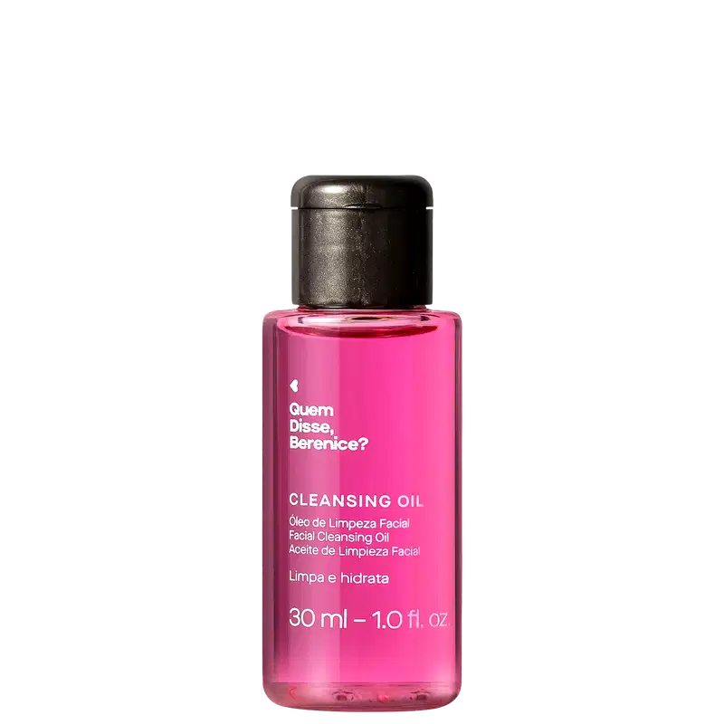 Imagem de frasco transparente e tampa preta contendo um líquido rosa com rótulo branco e texto "Quem disse, Berenice? Cleansing Oil" em letras pretas, trazendo 30 ml de óleo de limpeza facial.
