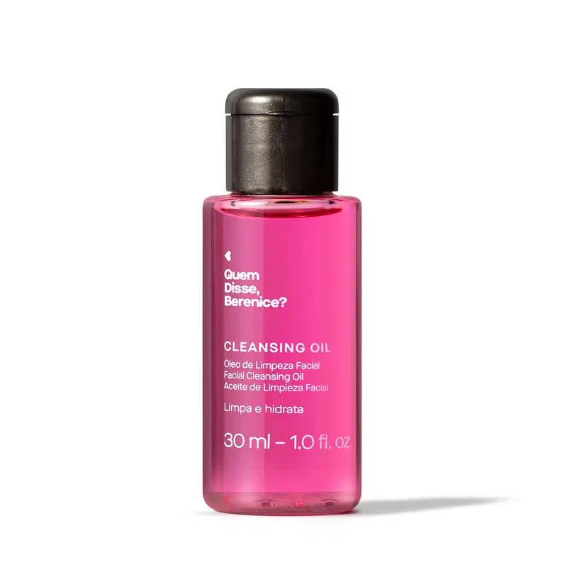 Imagem de frasco transparente e tampa preta contendo um líquido rosa com rótulo branco e texto "Quem disse, Berenice? Cleansing Oil" em letras pretas, trazendo 30 ml de óleo de limpeza facial. Está em fundo branco e há um leve sombreado na superfície.