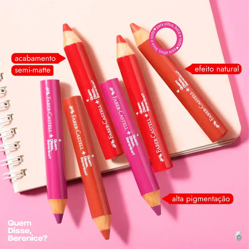 Diversos lápis jumbo 3 em 1 da marca Quem Disse, Berenice? de várias cores diferentes enfileiras acima de um caderno de folhas brancas e fundo lilás, com letras falando sobre as características do produto.