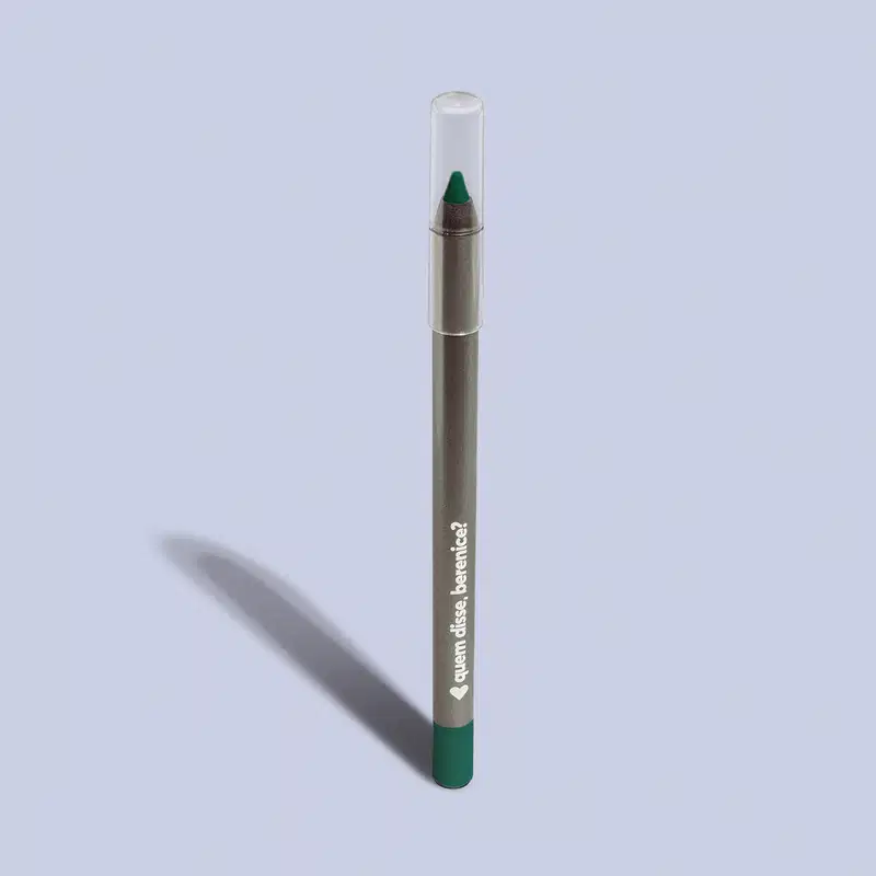 Lápis delineador da marca Quem Disse, Berenice? em embalagem metálica com tampa transparente e ponta verde, apresentando o logotipo da marca.