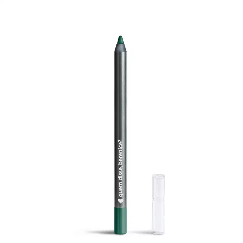 Lápis de olho da marca Quem Disse, Berenice? na cor verde, com embalagem preta e texto branco. O produto é apresentado em formato cilíndrico e acompanha um estojo transparente.