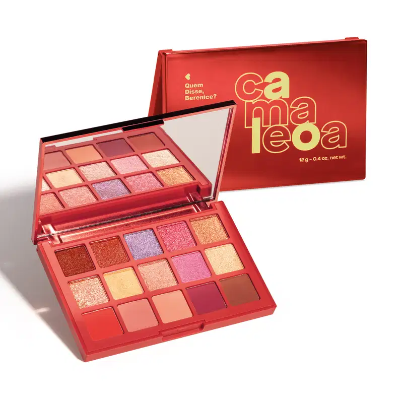 Paleta de maquiagem multifuncional em estojo vermelho com espelho na tampa e 15 cores em tons quentes. Ao lado, a paleta fechada com o escrito Camaleoa Quem Disse, Berenice?.