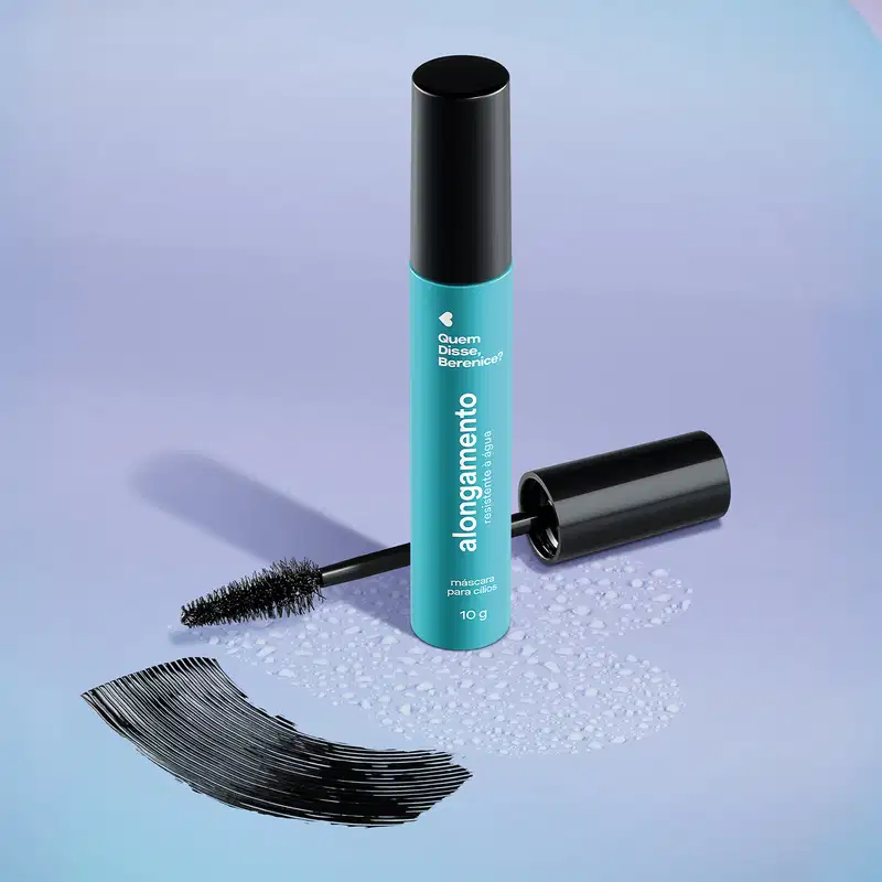 O produto apresentado é uma máscara para cílios da marca Quem Disse, Berenice?. A embalagem é um tubo preto com uma tampa preta e o rótulo em uma cor turquesa. Ao lado do tubo, há uma escova preta para a máscara.