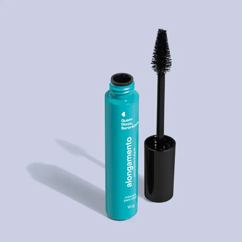 O produto apresentado na imagem é da marca Quem Disse, Berenice?. O frasco é de cor turquesa com o nome da marca impresso em branco. O aplicador do rímel é preto e tem um formato cônico. O produto é descrito como uma "máscara para cílios"