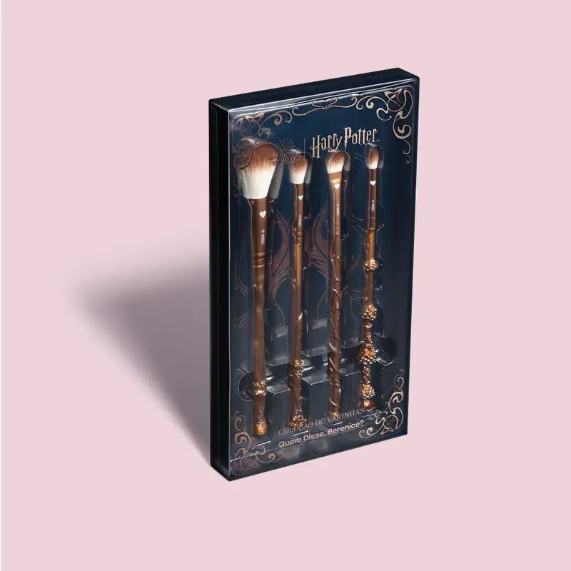Este é um conjunto de pincéis de maquiagem temáticos do Harry Potter. O produto vem em uma caixa preta com detalhes dourados e o logotipo "Harry Potter" na parte frontal. Dentro da caixa, há quatro pincéis de maquiagem com cabos esculpidos e cerdas macias