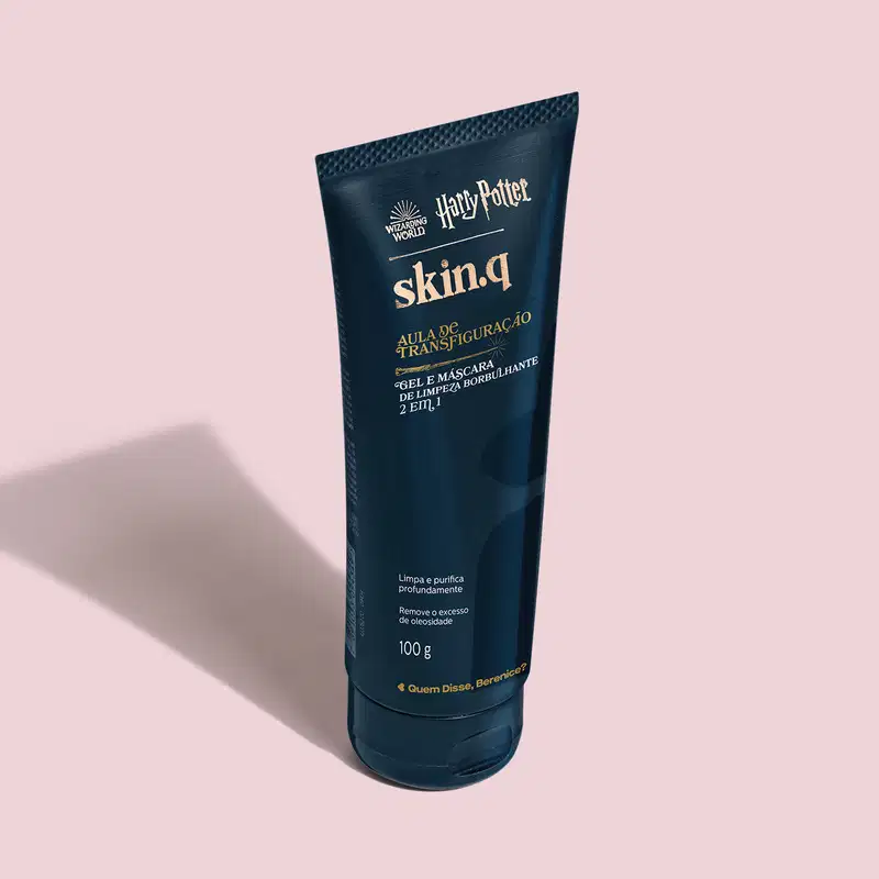 Produto de cuidados com a pele da linha Harry Potter. Rótulo com o nome "skin.g - Aula de Transfiguração" e descrição "Gel e máscara de limpeza brilhante 2 em 1".   Cores predominantes são azul escuro, dourado e branco