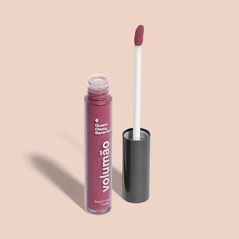 Tubo de batom líquido Volumão Roxo Ameixali Quem Disse, Berenice? em frasco com líquido roxo, tampa preta, haste branca e esponja roxa, tudo em fundo lilás.