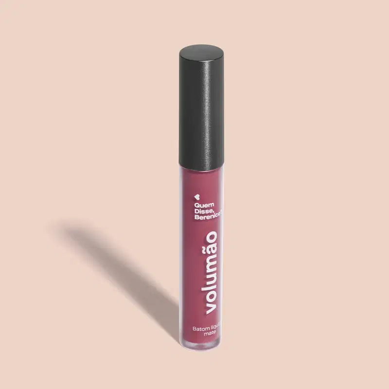 Frasco transparente com líquido roxo, tampa preta e letras brancas contendo 4ml de batom líquido Volumão Roxo Ameixali Quem Disse, Berenice? em fundo lilás.