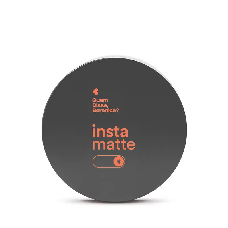 Tampa redonda preta  com logotipo das marcas "Quem Disse, Berenice?" e "Insta matte" gravados em cor laranja, indicando um produto de maquiagem da marca Instamatte.