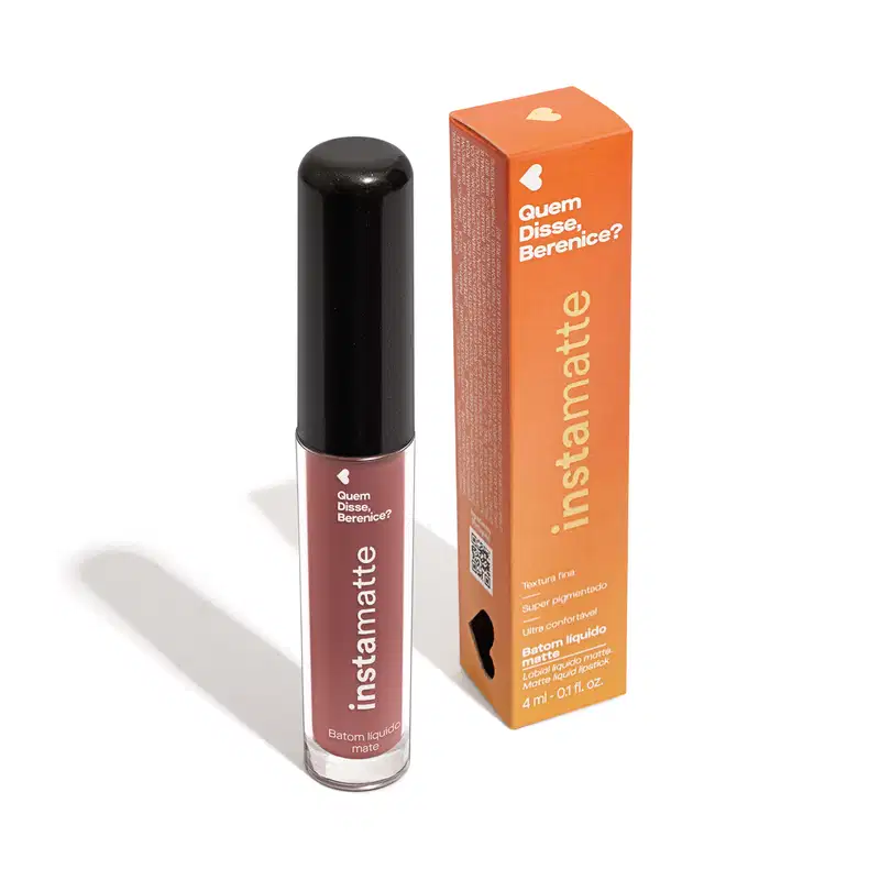 Frasco cilíndrico transparente com tampa preta e letras brancas contendo 4ml de batom líquido marrom Castanheli Instamatte Quem Disse Berenice?. Ao lado, a caixa do produto na cor laranja com letras brancas.