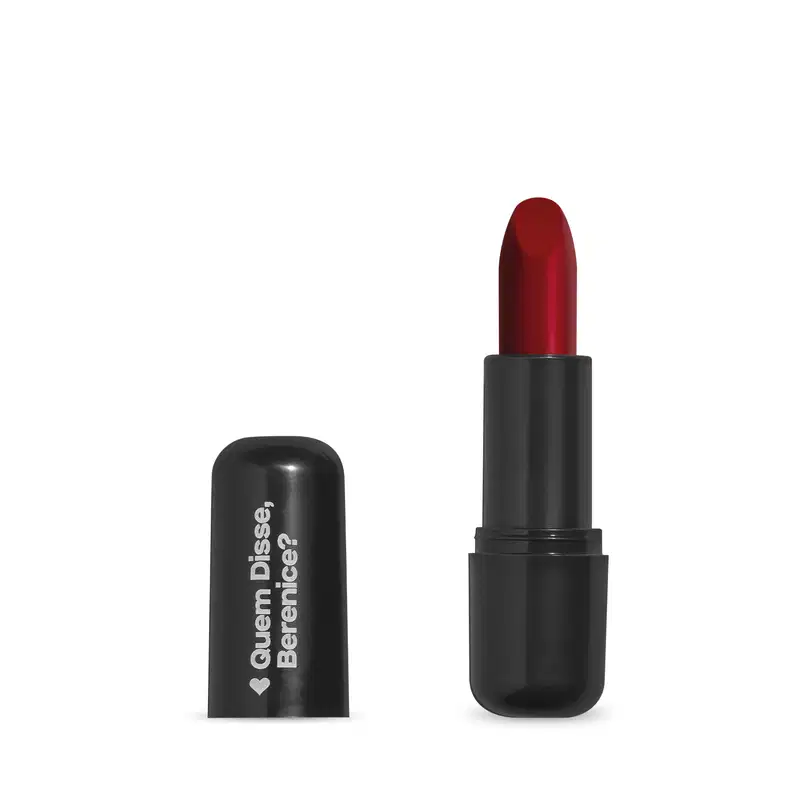 Batom de cor vermelho fechado em embalagem preta com logotipo da marca Quem Disse, Berenice? em destaque. O batom está aberto, exibindo a bala na cor do produto.