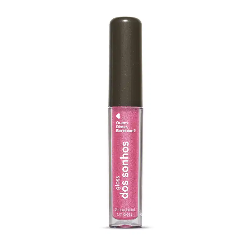 A imagem mostra um gloss labial em uma embalagem cilíndrica com a tampa preta e o tubo transparente permite ver o tom rosa brilhante do gloss e a marca Quem disse, Berenice? e a linha estampados no frasco.
