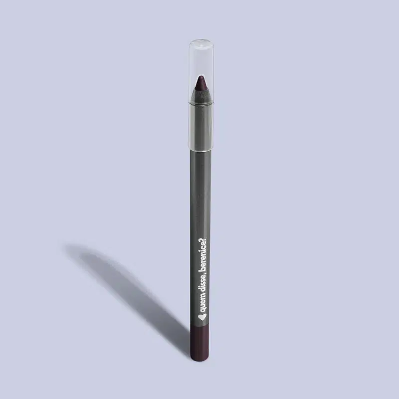 Lápis de olho roxo em formato de bala com ponta arredondada. O corpo do lápis é revestido em material fosco cinza metálico. A ponta superior é protegida por uma capa transparente de plástico removível. O nome da marca "Quem Disse, Berenice?" está impresso