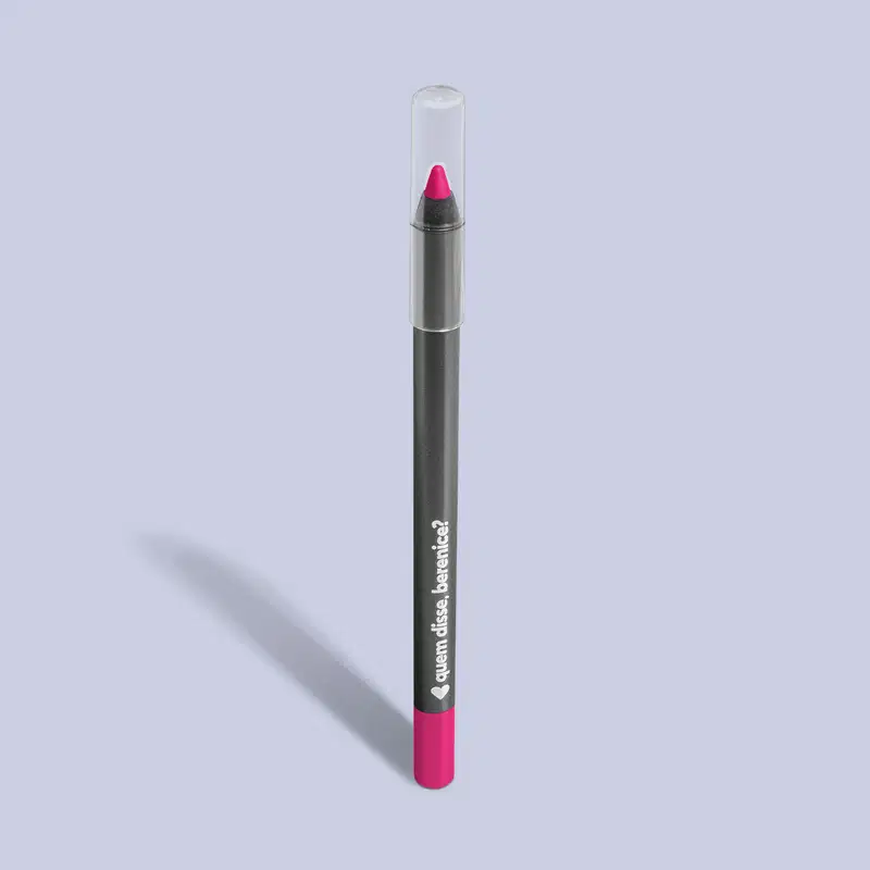 Lápis para olhos rosa Pinkete Quem Disse, Berenice? com corpo na cor cinza, parte inferior rosa e ponta retrátil rosa. O fundo da imagem é azul.