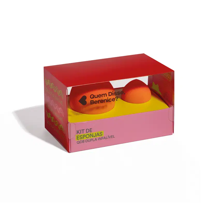 O produto apresentado é um kit de esponjas da marca Quem Disse, Berenice?. A embalagem é uma caixa retangular vermelha com detalhes em amarelo e laranja. A caixa contém duas esponjas de maquiagem em formato oval, uma laranja e outra amarela.