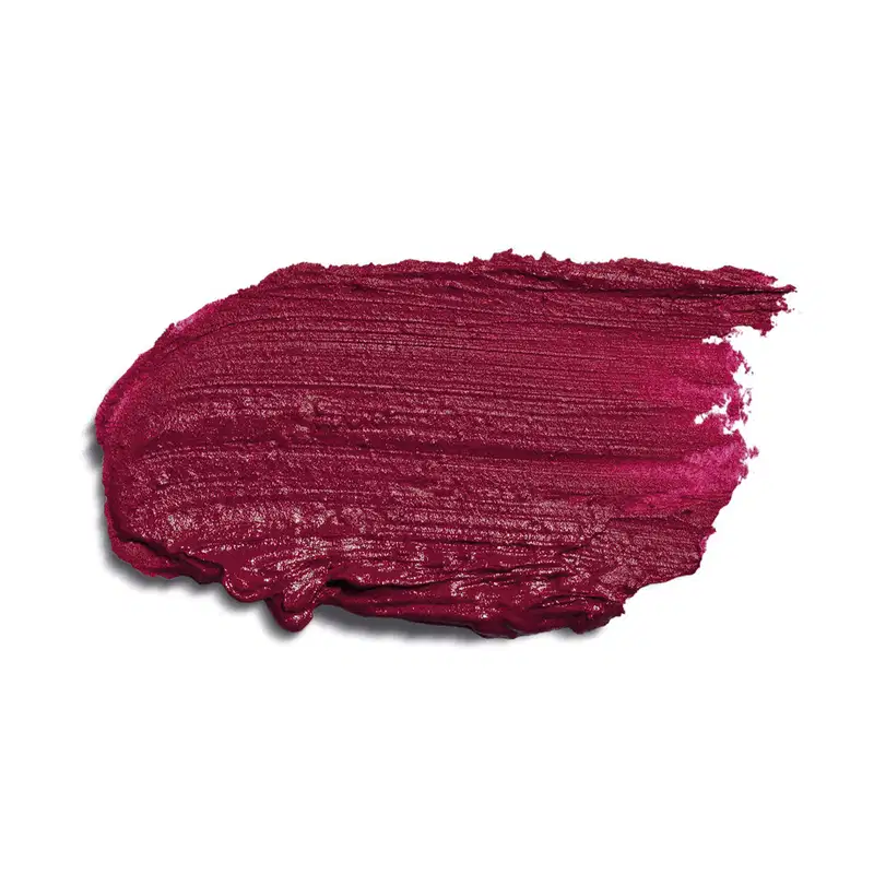 O produto apresentado na imagem é um batom da marca Quem Disse, Berenice?. Trata-se de uma textura cremosa e de cor rosa, com um acabamento brilhante. A embalagem não é visível na imagem, que mostra apenas o produto aplicado.