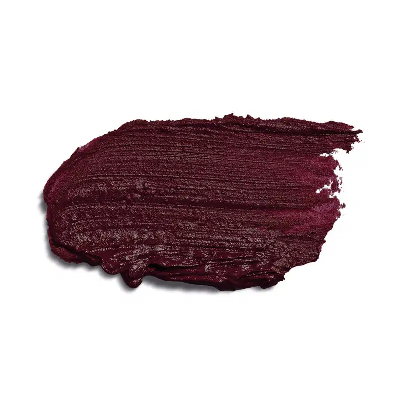 Trata-se de uma aplicação de batom de cor vinho escuro, com uma textura cremosa e brilhante. A imagem mostra apenas o produto em si, sem embalagem ou rótulos visíveis.
