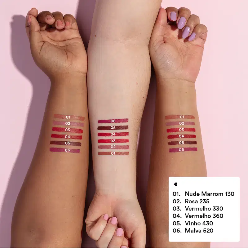 A imagem mostra seis amostras de batons da marca Quem Disse, Berenice? em diferentes tons de rosa, marrom, vermelho e vinho.  As amostras estão aplicadas no antebraço de algumas pessoas, permitindo visualizar as cores e tonalidades dos produtos.
