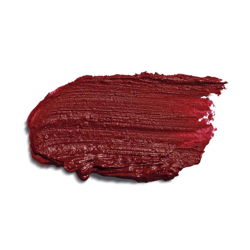 O produto apresentado na imagem é um batom da marca Quem Disse, Berenice?. Trata-se de uma textura cremosa e brilhante, em um tom de vermelho escuro e profundo A imagem mostra apenas o produto aplicado, com uma aparência aveludada e uma tonalidade intensa