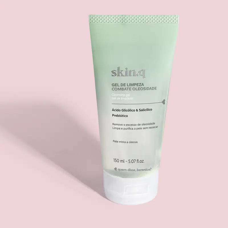 Imagem de um frasco de gel de limpeza da marca Skin.Q, com embalagem verde-clara, tampa branca e rótulo com informações sobre ingredientes e benefícios para pele oleosa. O fundo é neutro com sombreado.