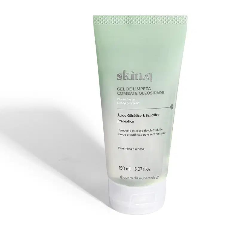 Imagem de um frasco de gel de limpeza da marca Skin.Q, com embalagem verde-clara, tampa branca e rótulo com informações sobre ingredientes e benefícios para pele oleosa. O fundo é branco com sombreado.