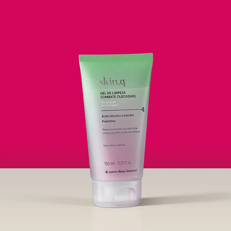 Imagem de um frasco de gel de limpeza da marca Skin.Q, com embalagem verde-clara, tampa branca e rótulo com informações sobre ingredientes e benefícios para pele oleosa. Ele está em superfície branca com fundo rosa vibrante.